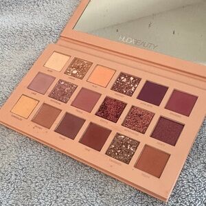 Huda Beauty New Nude eyeshadow palette
